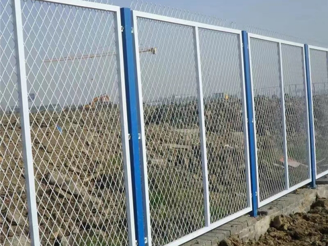 鋼板網(wǎng)護(hù)欄-01